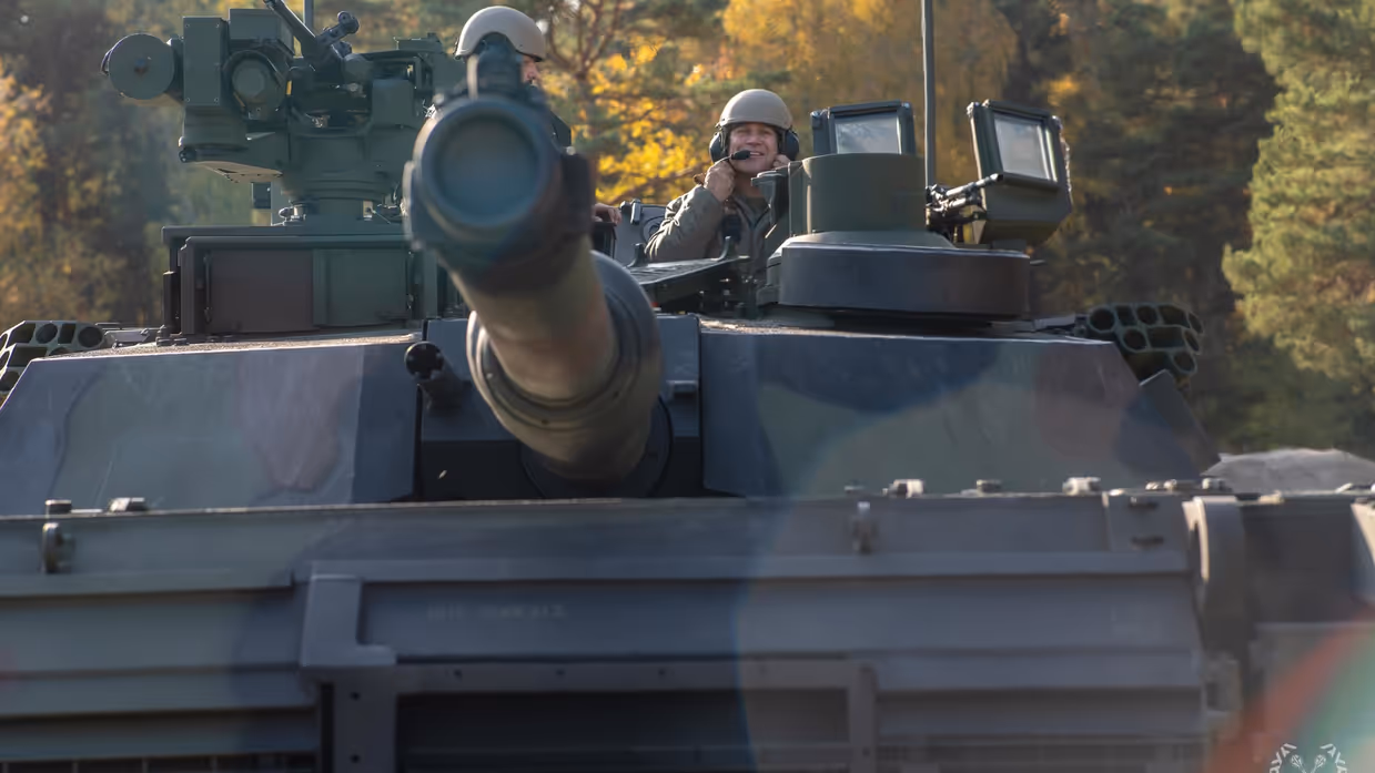 Verschillende afbeeldingen met daarop generaal Onno Eichelsheim. Zowel lachend in een tank, pratend met militairen, in gesprek met een collega van de marine en luisterend naar een Poolse militair, te zien aan de vlag op zijn pak.