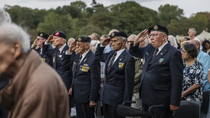 Een aantal oud-militairen brengt de eregroet.