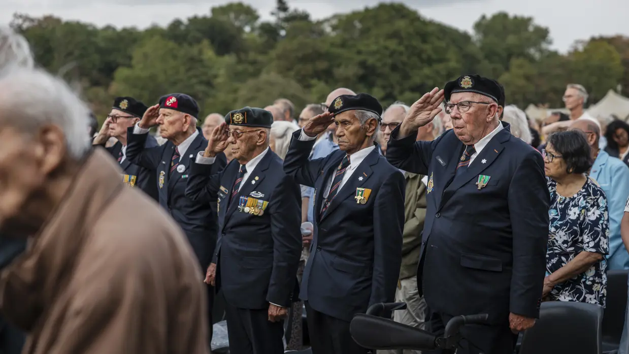 Een aantal oud-militairen brengt de eregroet.