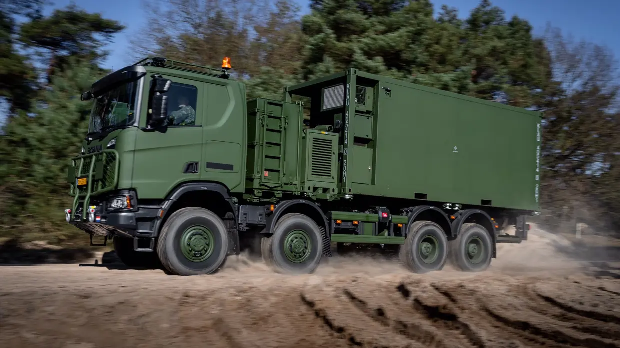 Een vrachtwagen in het terrein.