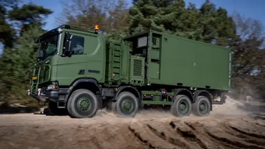 Een vrachtwagen in het terrein.