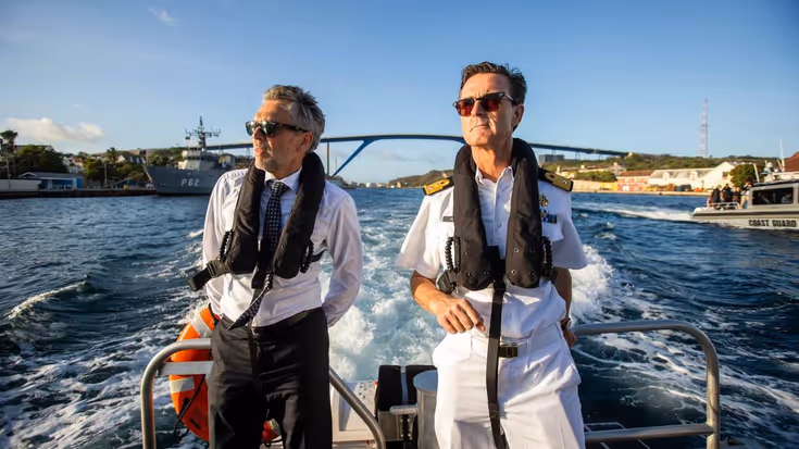 De premier op een marineboot.