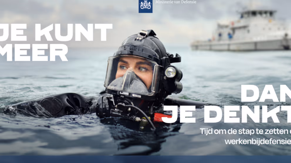 Gehelmde duiker met hoofd boven het water en een schip op de achtergrond. Links en rechts de tekst: Je kunt meer dan je denkt. Onderin de tekst tijd voor Defensie.