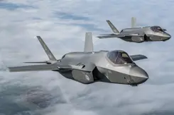 2 F-35's naast elkaar in de lucht.