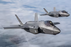2 F-35's naast elkaar in de lucht.