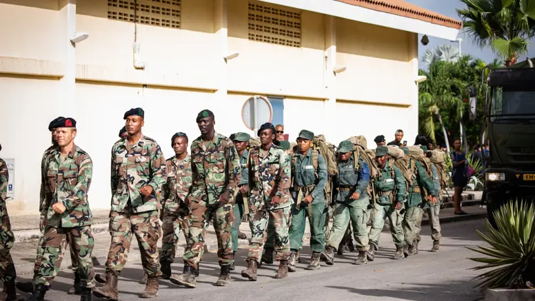 Curaçaose militairen marcheren achter elkaar aan.