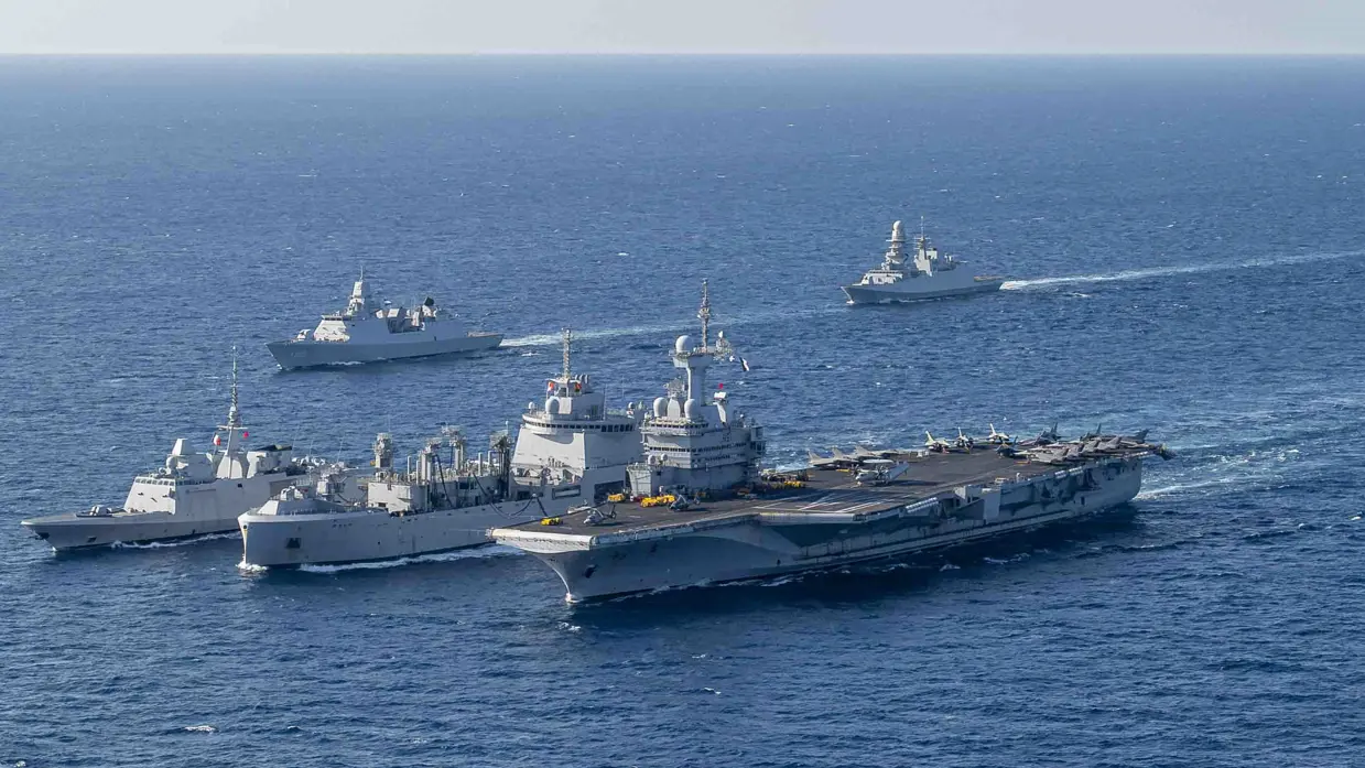 Het vliegdekschip FS Charles de Gaulle van boven bezien. 