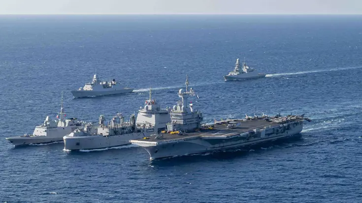 Het vliegdekschip FS Charles de Gaulle van boven bezien. 