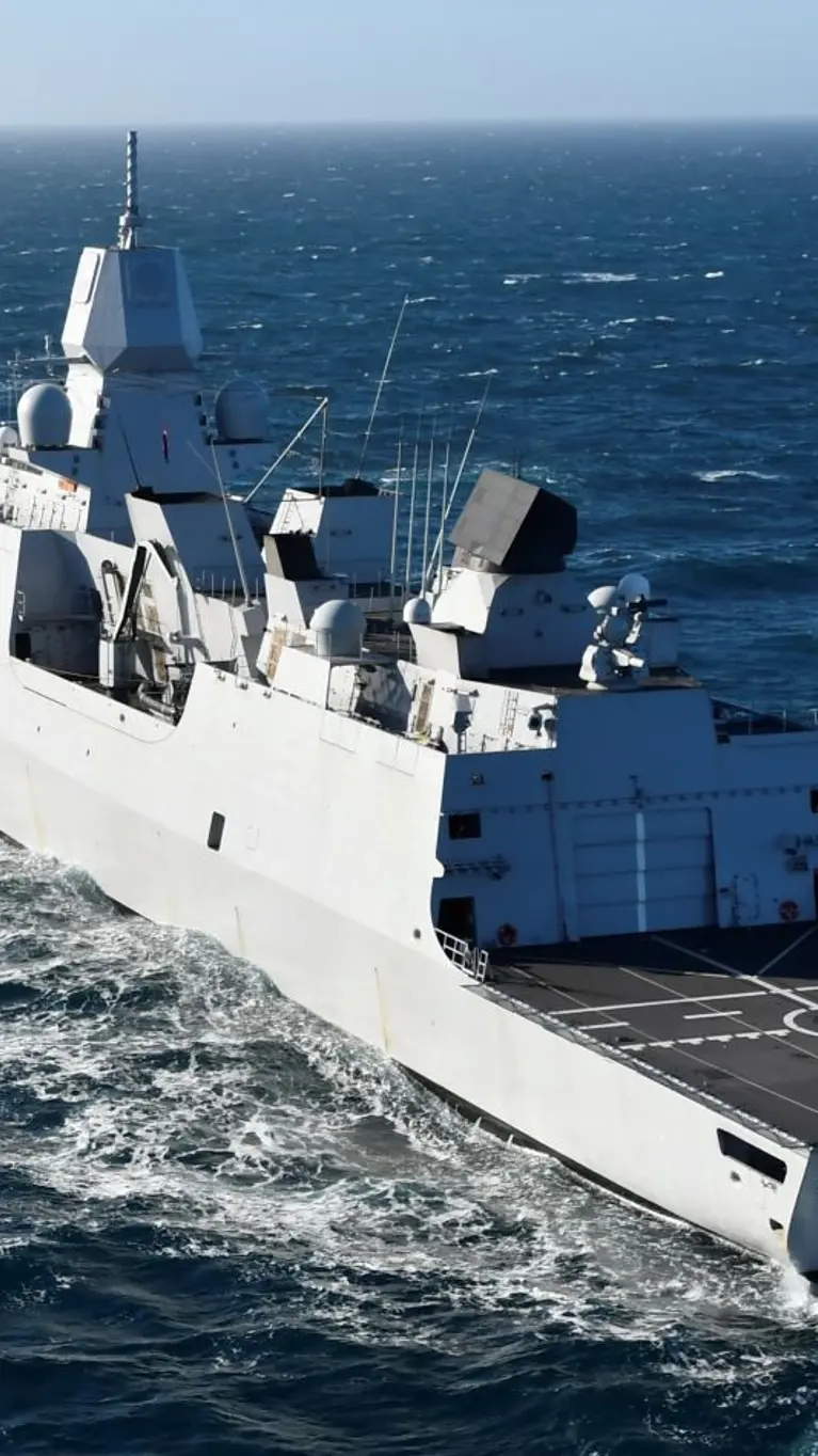 Zr.Ms. Evertsen volgt een Frans fregat op volle zee.