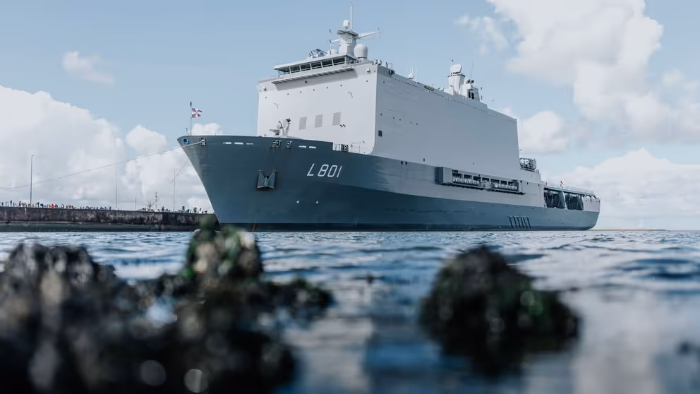 Zr.Ms. Johan de Witt in de haven van Den Helder. 