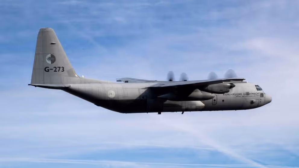 C-130 Hercules-transportvliegtuig in de blauwe lucht.