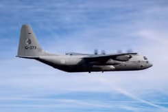 C-130 Hercules-transportvliegtuig in de blauwe lucht.