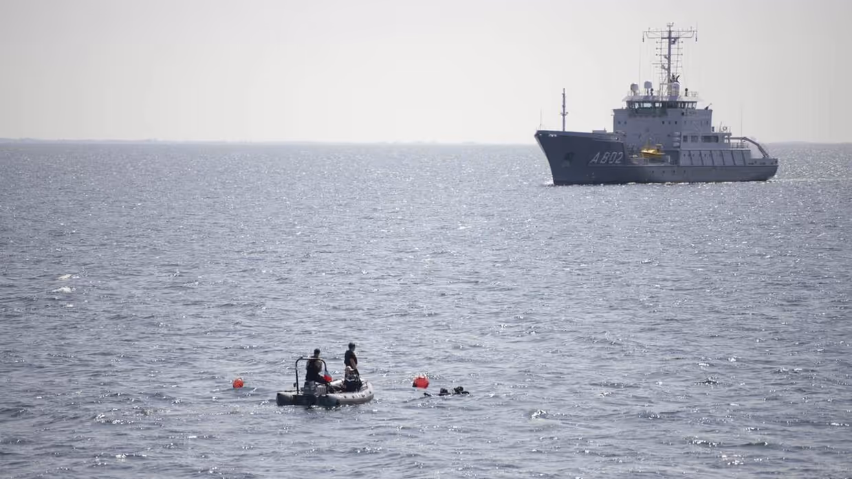 De Snellius op zee met duikteam op de voorgrond.