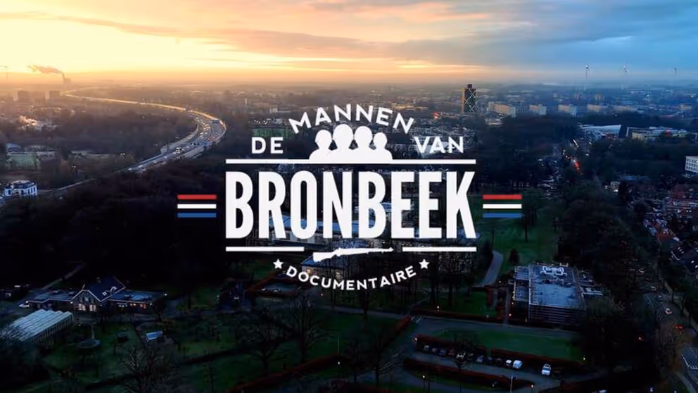 Luchtfoto van landgoed Bronbeek met logo De mannen van Bronbeek documentaire in witte letters eroverheen.