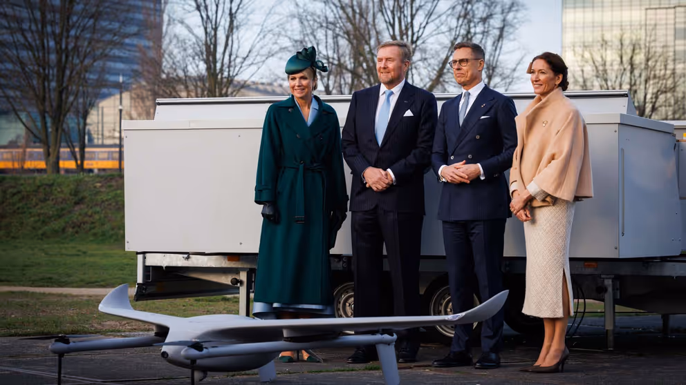 Het Koninklijk paar staat naast de Finse premier en zijn vrouw.