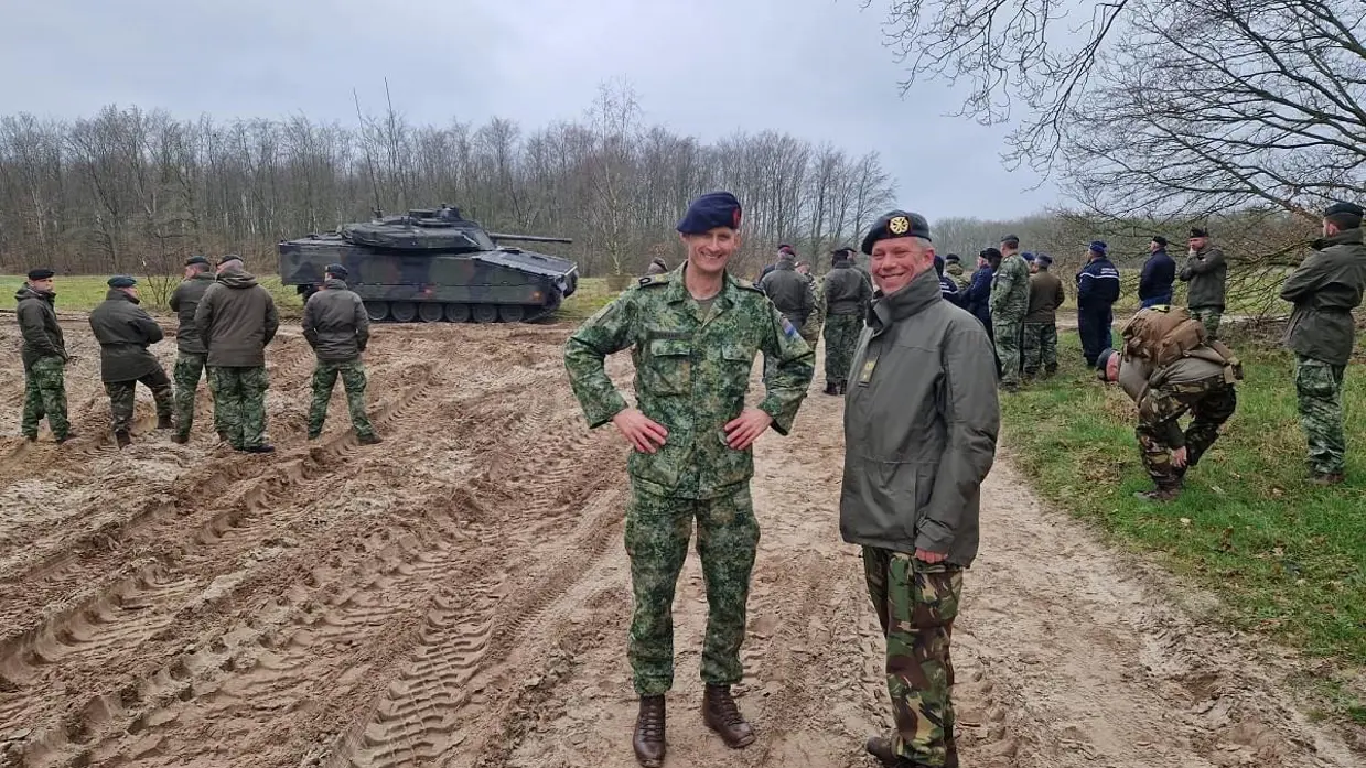 Binnenkort maakt Bielander de overstap naar Krijgsmachtadjudant in Den Haag. “Bij de landmacht liggen we allemaal redelijk op één lijn,” zegt hij. “Maar bij marine, luchtmacht en marechaussee spelen weer andere zaken.” Zijn uitdaging wordt om die verschillende belangen samen te brengen.