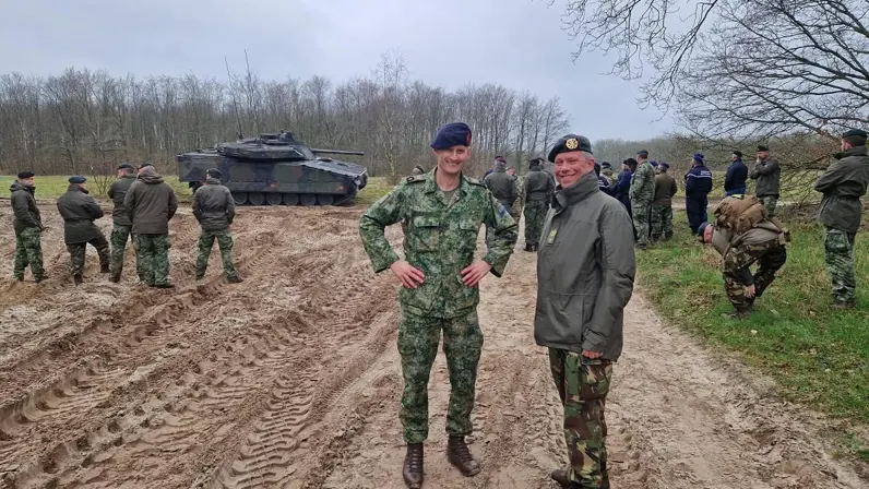 Binnenkort maakt Bielander de overstap naar Krijgsmachtadjudant in Den Haag. “Bij de landmacht liggen we allemaal redelijk op één lijn,” zegt hij. “Maar bij marine, luchtmacht en marechaussee spelen weer andere zaken.” Zijn uitdaging wordt om die verschillende belangen samen te brengen.