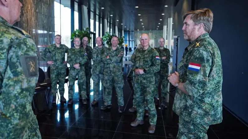Koning Willem-Alexander in gesprek met een groep landmachters.