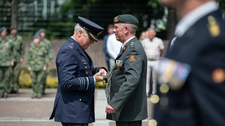 Twee militairen in hun nette pak tijdens een officiële ceremonie.