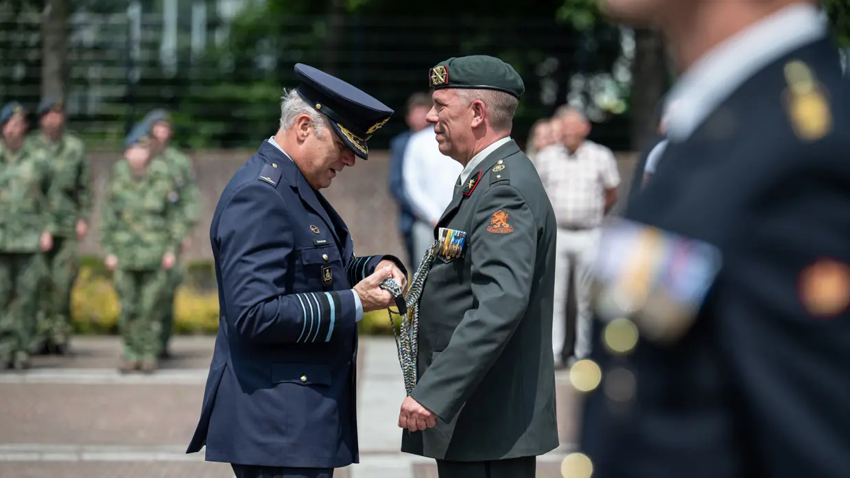 Twee militairen in hun nette pak tijdens een officiële ceremonie.