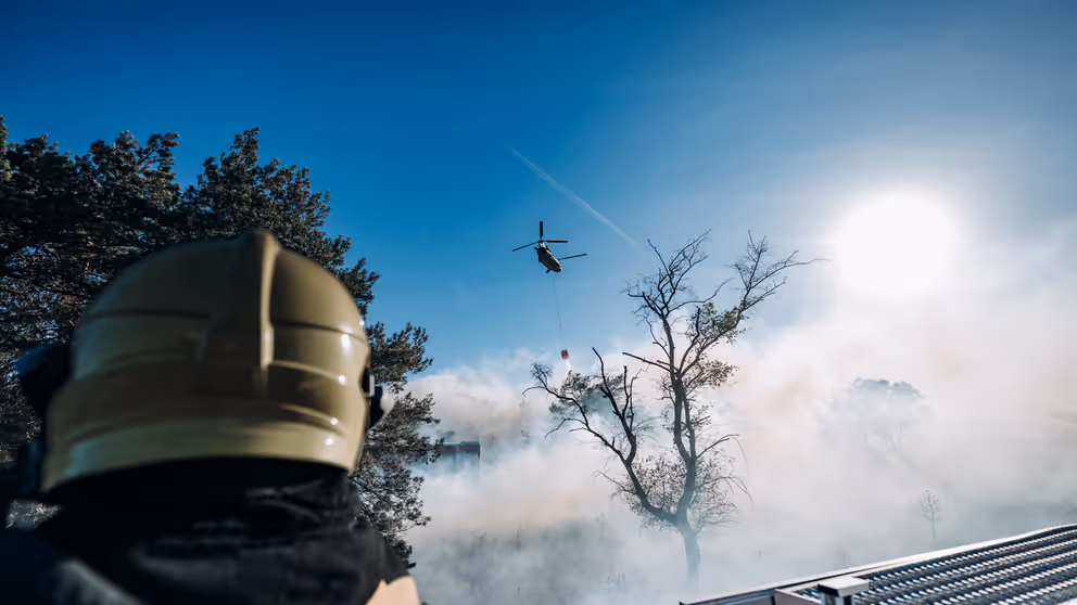 Blushelikopter boven de brand.