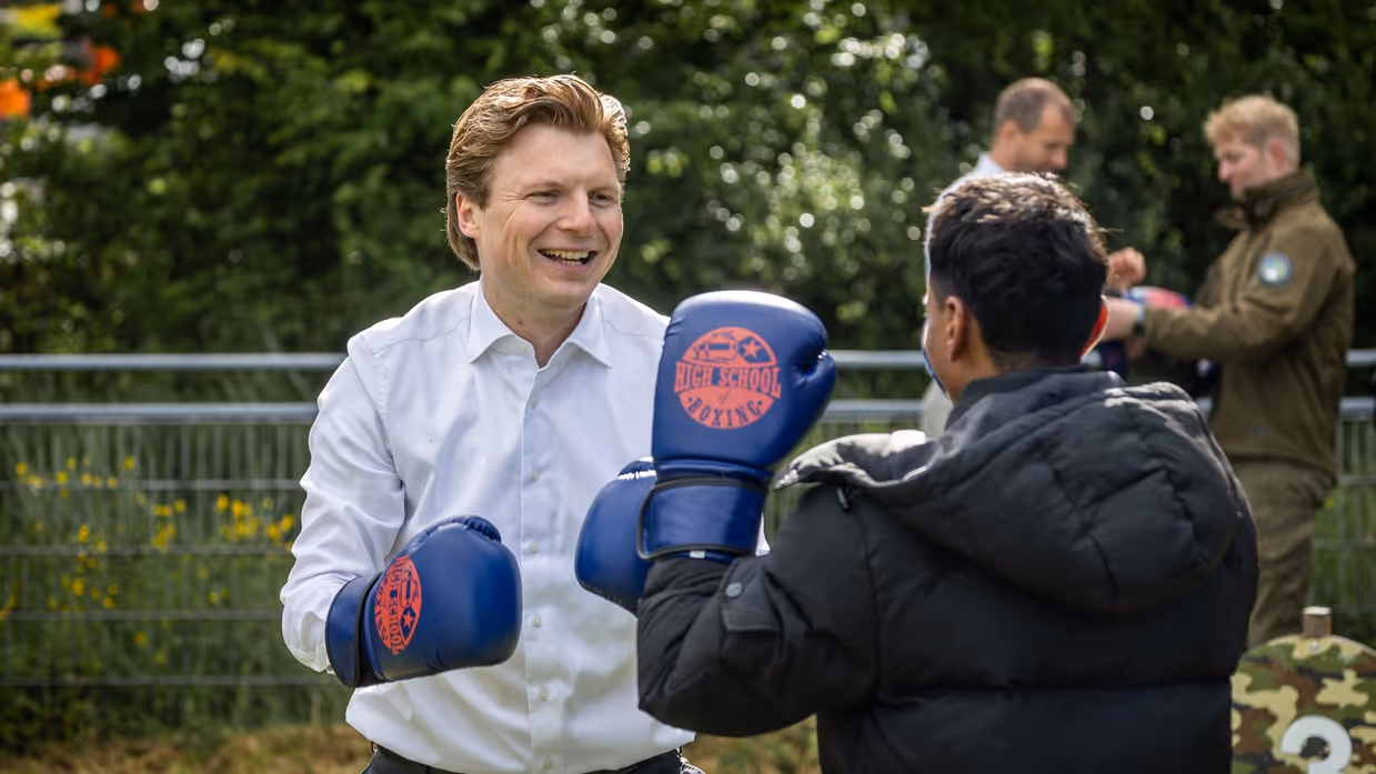 De minister bokst.