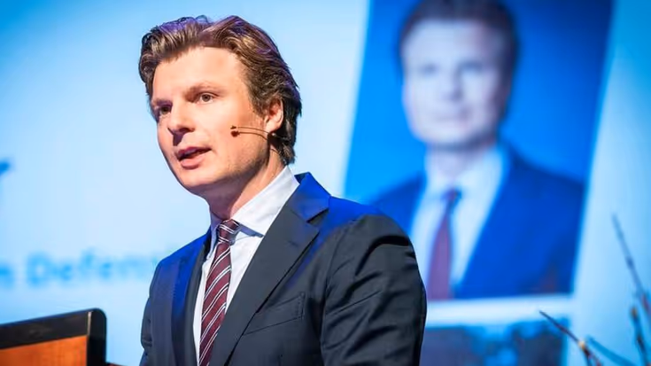 Minister Brekelmans achter een katheder.