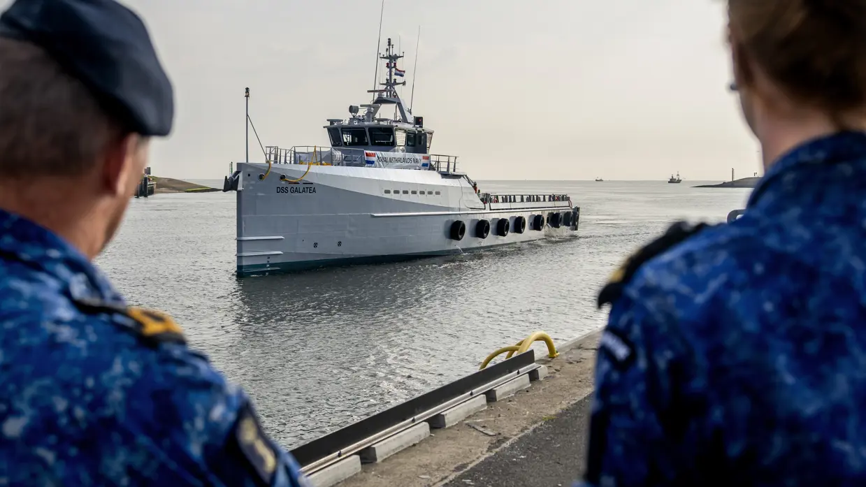  Patrouilleschip vaart haven binnen.