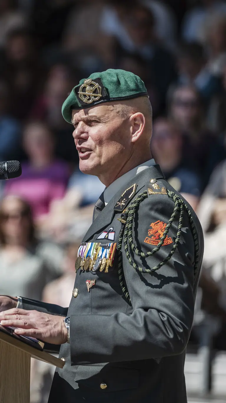 Generaal Swillens in zijn nette militaire pak met baret op.