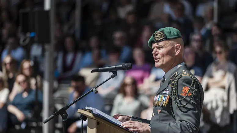 Generaal Swillens in zijn nette militaire pak met baret op.