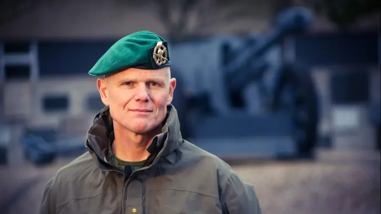 Generaal Swillens met baret op.