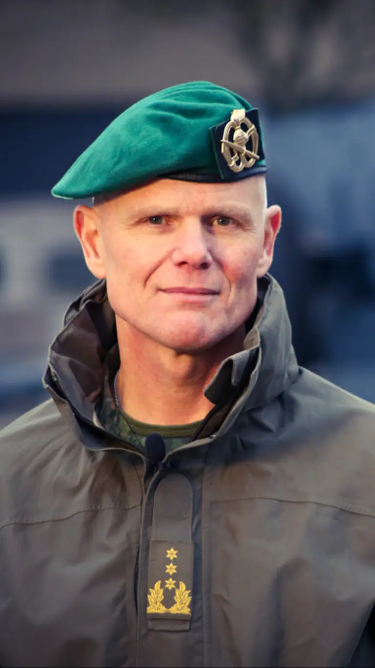 Generaal Swillens met baret op.