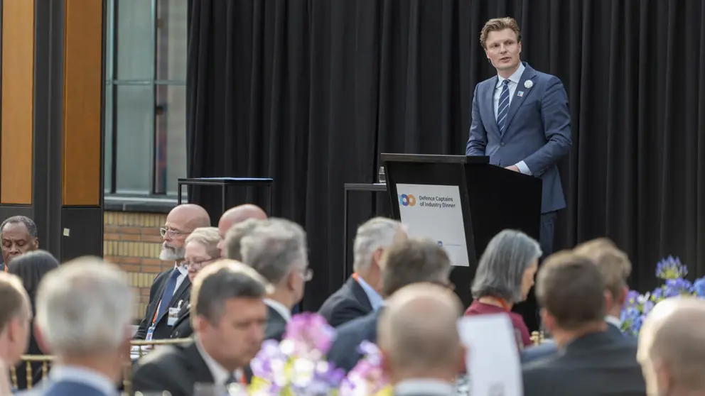 Minister Brekelmans houdt een toespraak.