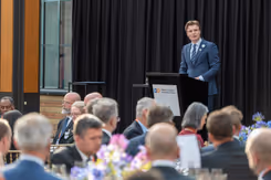 Minister Brekelmans houdt een toespraak.