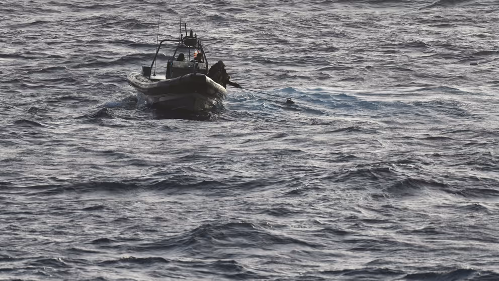 Zwart-witfoto van bootje op zee.