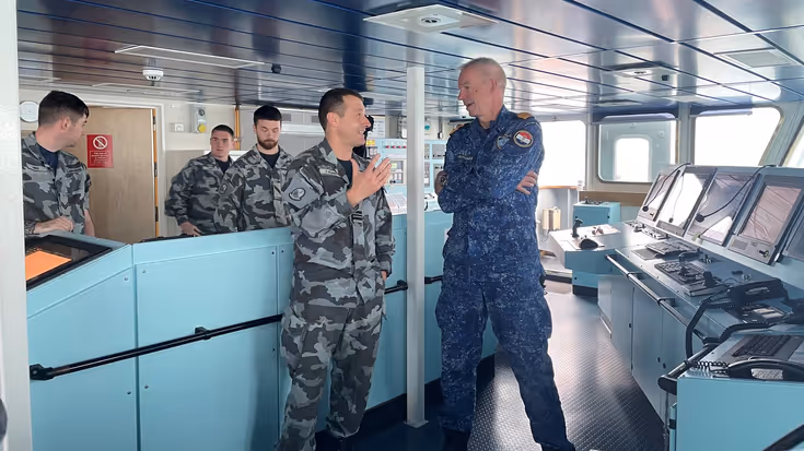 Warnaar praat met de commandant van het Ierse schip.