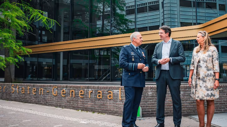 Eichelsheim staat te praten met een man en een vrouw van ProRail. 