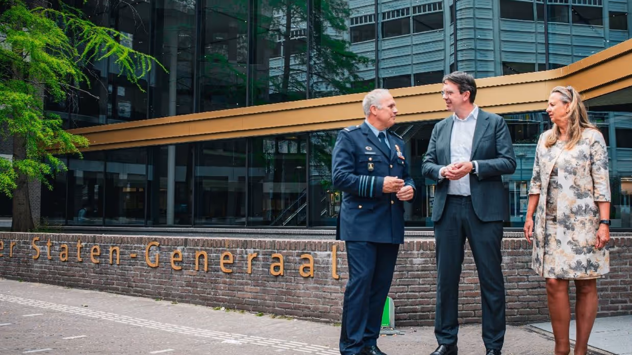 Eichelsheim staat te praten met een man en een vrouw van ProRail. 