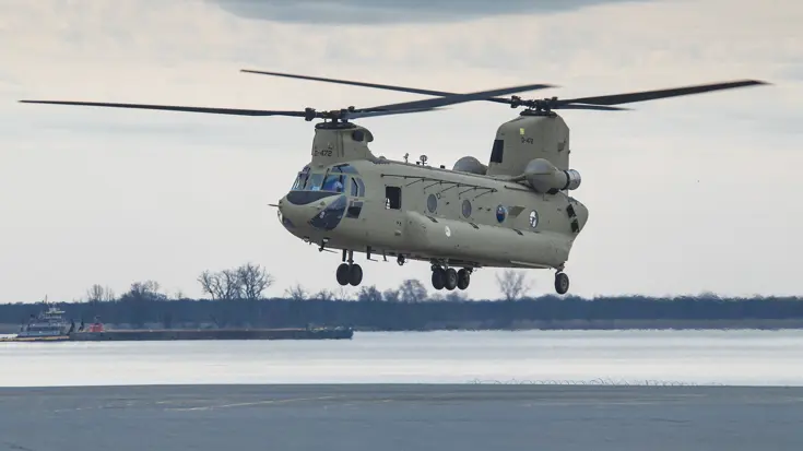 Een Chinook-transporthelikopter in de lucht.