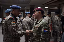 2 militairen schudden de hand.