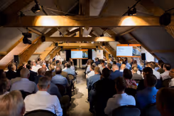 Een informatiebijeenkomst in Kasteel Woerden voor de diensten wegtransport en overslag met achterhoofden van de deelnemers en luitenant-generaal Jan Willem Maas op het podium.