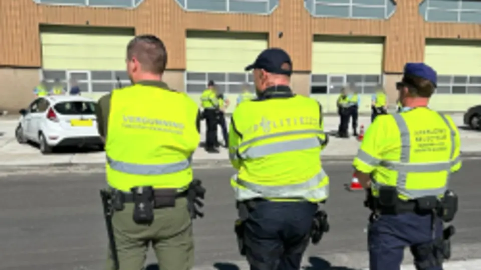 Drie medewerkers van de samenwerkende instanties op de rug gezien.