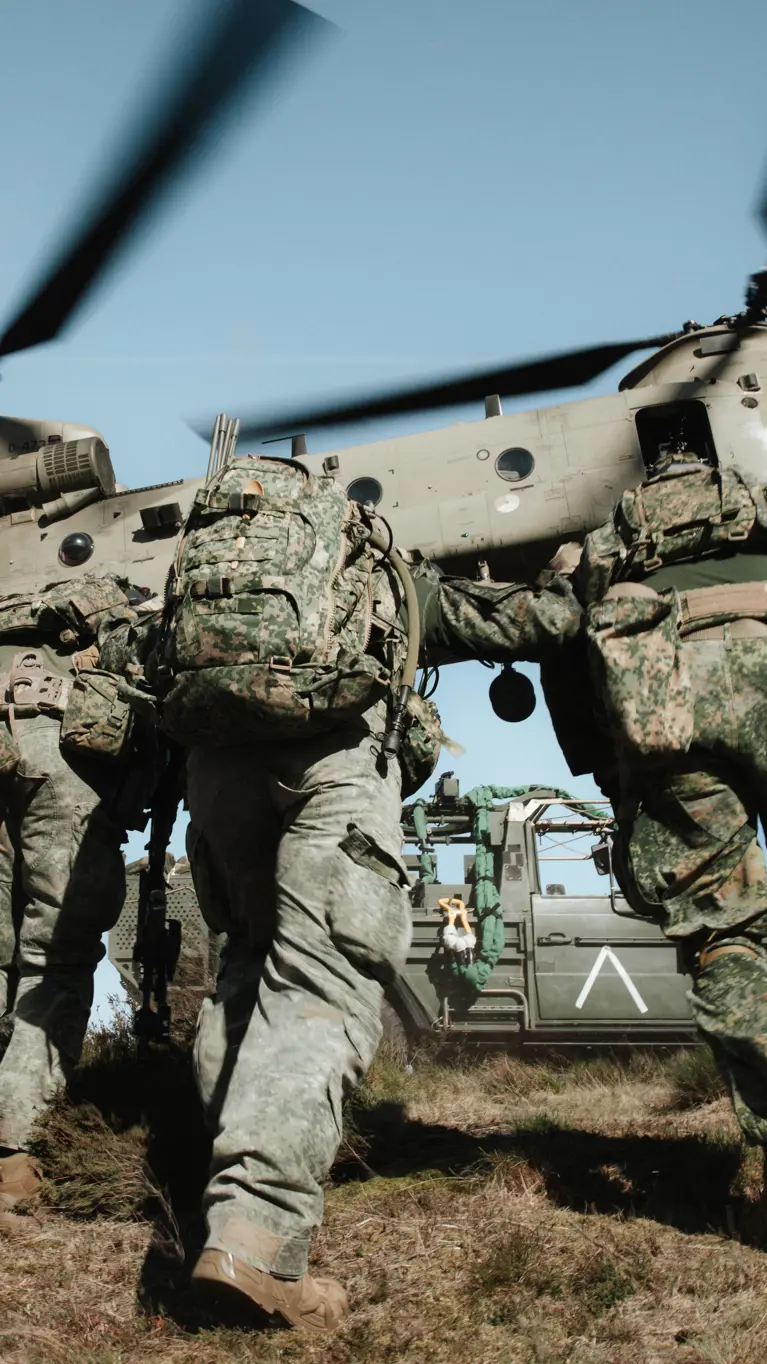 Militairen lopen naar een helikopter