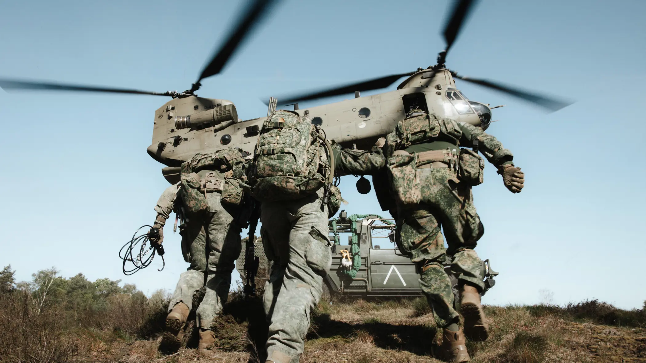 Militairen lopen naar een helikopter