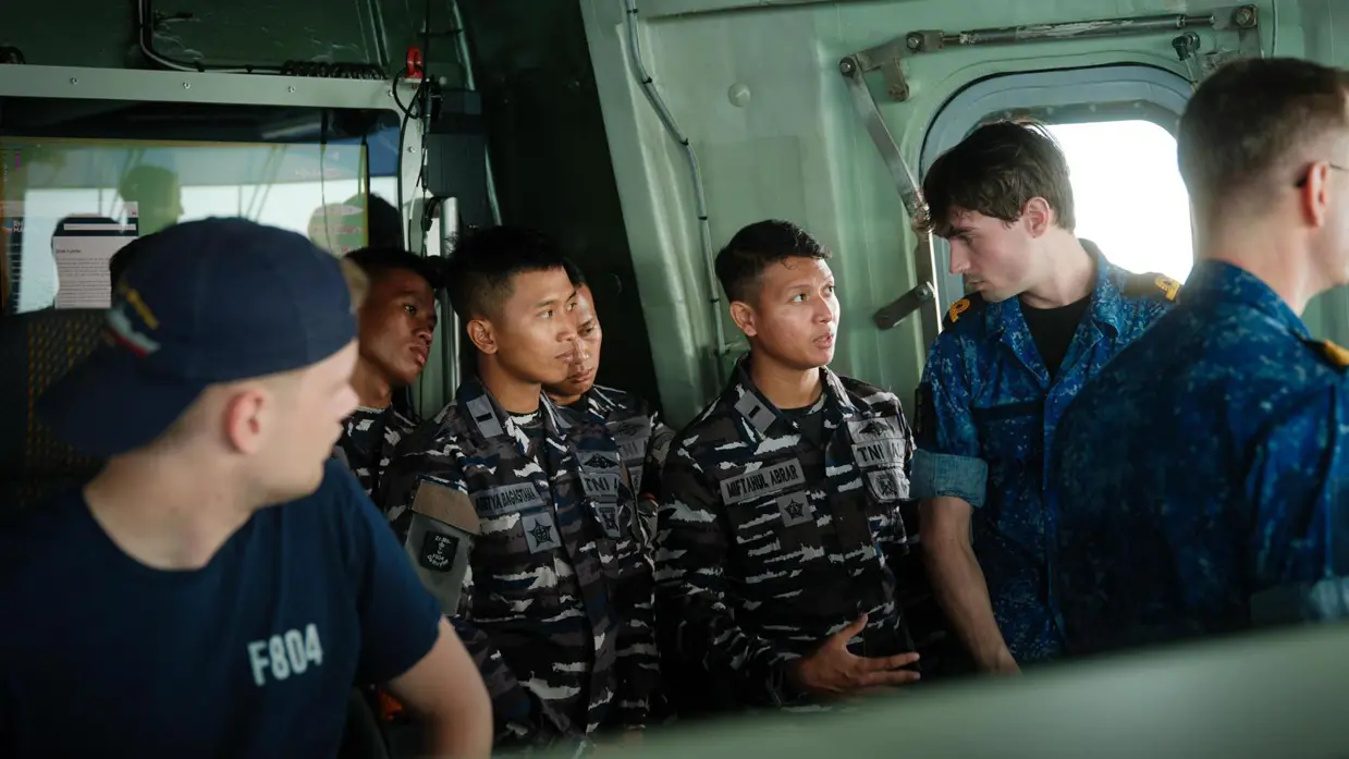 4 Indonesische militairen krijgen een rondleiding op het schip. Zij bevinden zich hier op de brug.