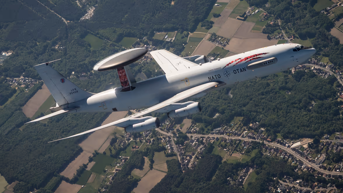 radarvliegtuig in de lucht