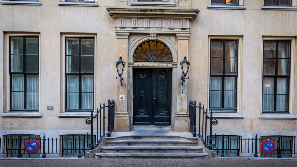 De voordeur van het defensiegebouw aan de Kalvermarkt in Den Haag. 