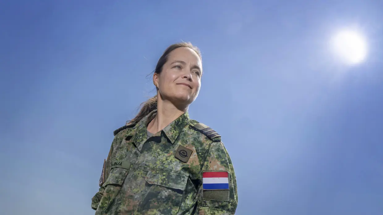 Portretfoto van luchtmachter luitenant-kolonel Petra Wijnja hoofd Space Warfare & Expertise bij het Defence Space Security Centre.