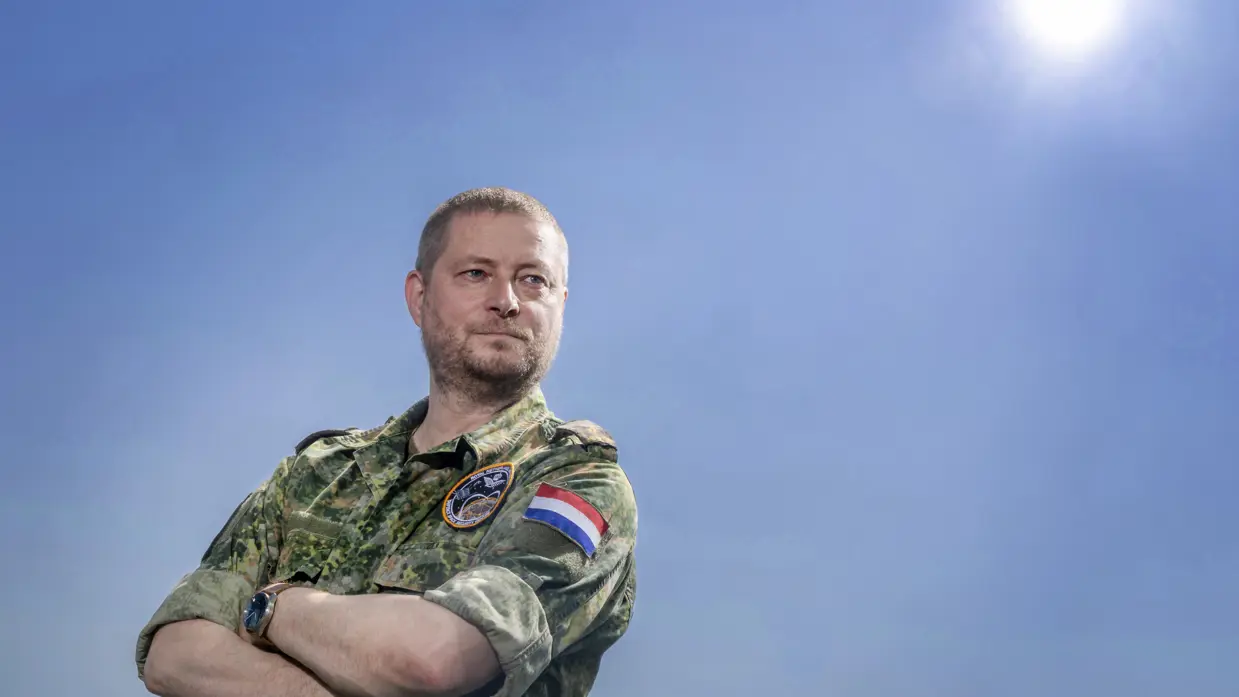 Portretfoto van landmachter majoor Edwin, liaison-officer Space voor de landmacht.