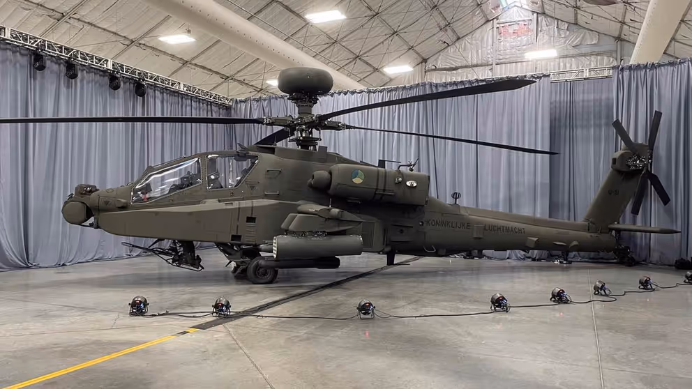 Een Apache-gevechtshelikopter in een hangaar.